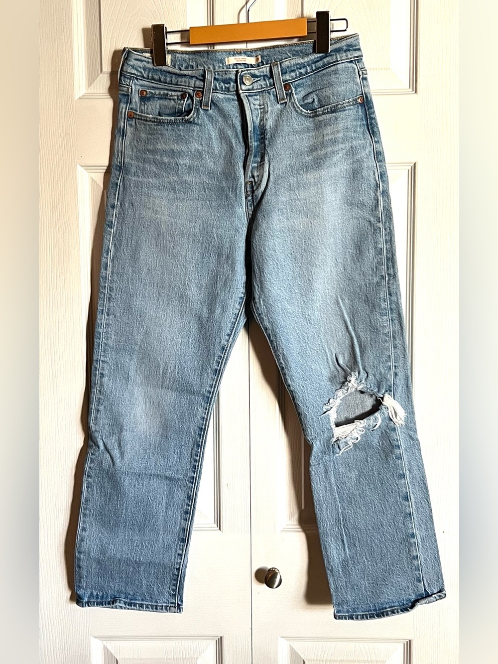 🔥Levi’s Premium Wedgie Straight Distressed Jeans Light Wash Size 29